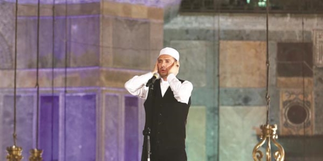 Ayasofya'da ezan okurken ayaklarım titredi