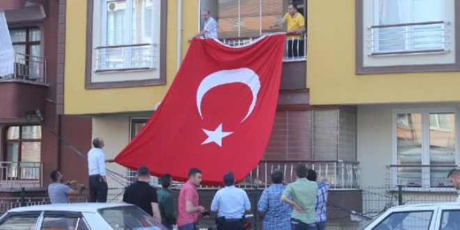 Şehit Uzman Çavuş Altınel'in babaevine ateş düştü