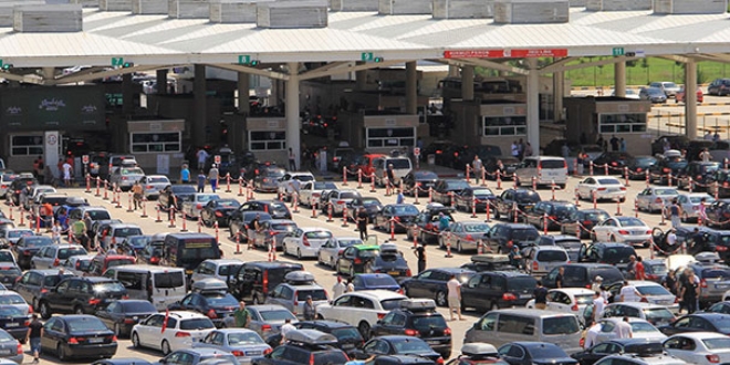 S�n�r kap�s�ndan 'rekor' yolcu giri�i