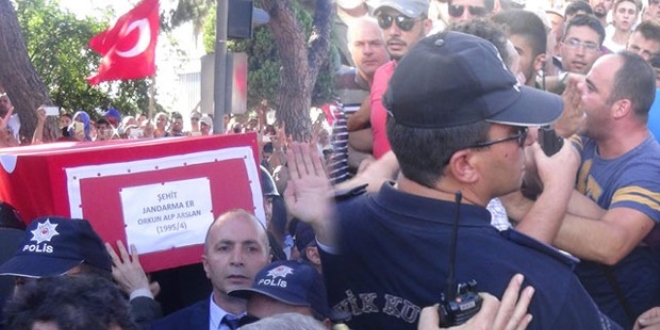 Şehit cenazesinde protokol gerginliği