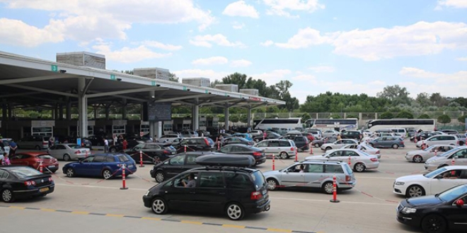 Kapıkule'de tüm zamanların yolcu giriş rekoru kırıldı