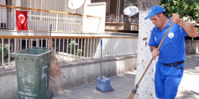 Temizlik işçisi bulduğu para dolu çantayı polise teslim etti