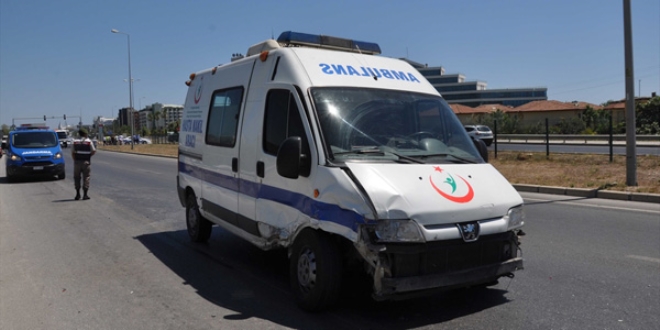 Ambulans otomobillere �arpt�: 2 yaral�