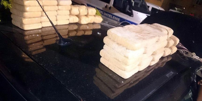 Emekli polisin otomobilinde eroin ele geçirildi