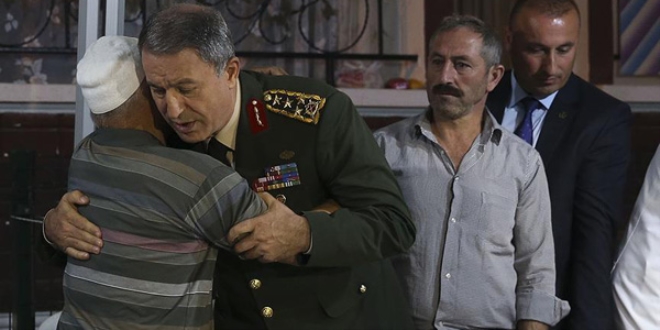 Orgeneral Akar'dan şehit evine taziye ziyareti