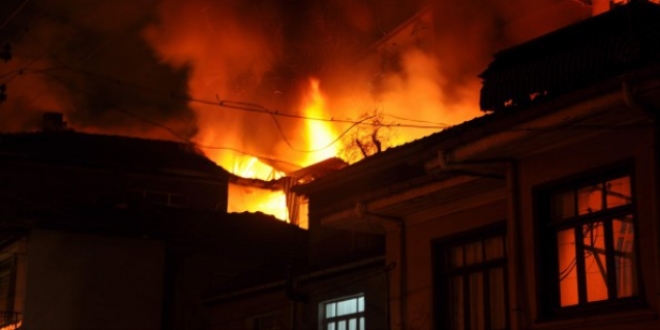 İzmir'de apartman dairesinde yangın