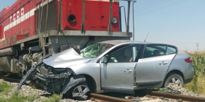 Diyarbakır'da yük treni otomobile çarptı: 2 ölü