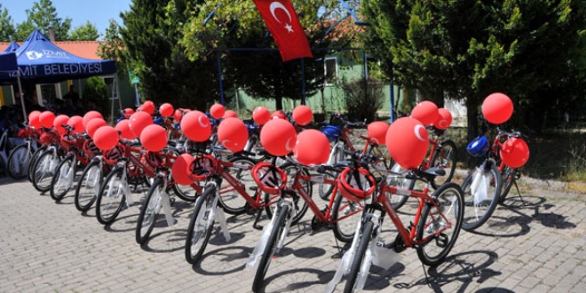 Polis çocuklarına moral için bisiklet hediye edildi