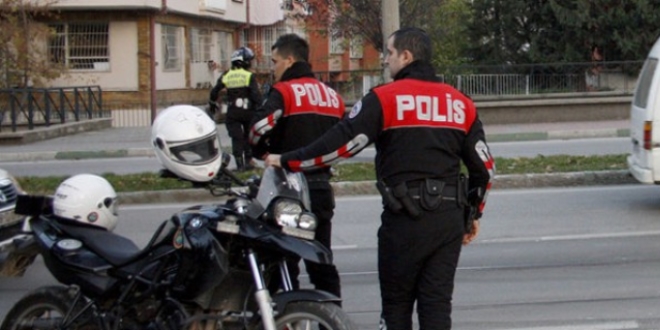 Motosikletli timdeki 2 polis memuru kaza yaptı