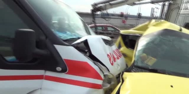 Afyonkarahisar'da ambulansla otomobil çarpıştı: 5 yaralı