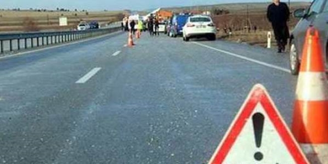 Yolcu otob�s� trakt�rle �arp��t�: 1 �l�, 3 yaral�