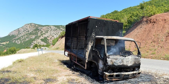 Tunceli'de teröristler araç yaktı