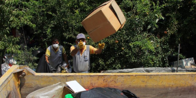 Adana'da bir evden 2 kamyon ��p ��kar�ld�