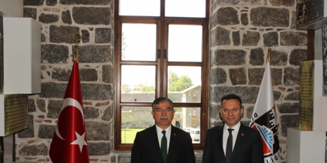 Bakan� Y�lmaz, Diyarbak�r Sur'da incelemelerde bulundu