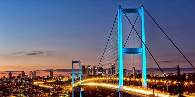 Bo�az k�pr�leri Fransa bayra��n�n renkleriyle ayd�nlat�ld�