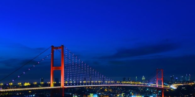 İstanbul'da köprüler trafiğe kapatıldı