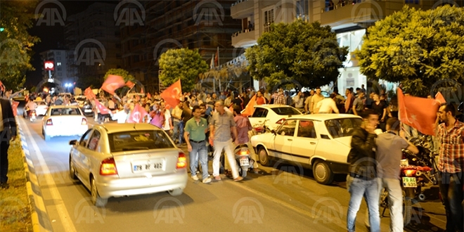 Halk, Ankara Ak Parti binasını kuşattı