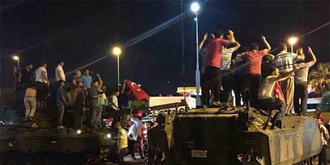 Halkın tepkisi sonrasında askerler havalimanından geri döndü