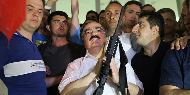 Teslim olmayan Vali, kameraların karşısına böyle çıktı