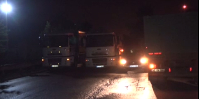 Kışla'nın önü, çöp kamyonlarıyla kapatıldı