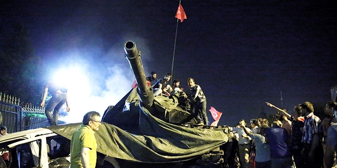 Türkiye darbe girişimine karşı ayakta