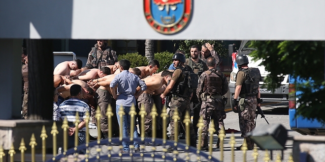 Özel harekat, Jandarma'daki 200 askeri gözaltına aldı