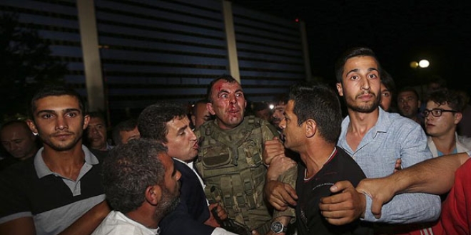 TRT binalarna el koymak isteyen askerler adliye'ye sevk edildi