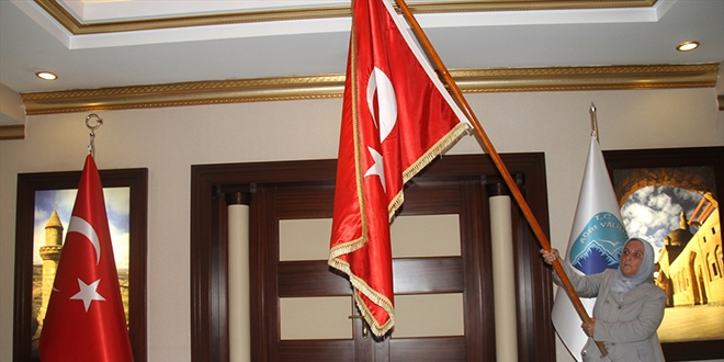 İzin alarak, Valilik makam bayrağını 3 gün Ağrı sokaklarında dolaştırdı