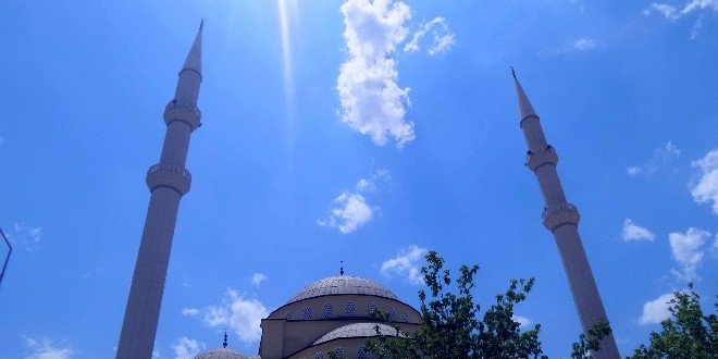 İzmir'de sela okuyan müezzin tartaklanmış!