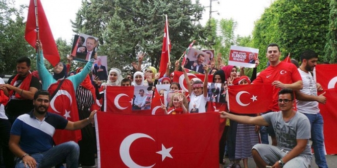 Muş ve Tekirdağ'da vatandaşlar, darbe girişimini protesto etti