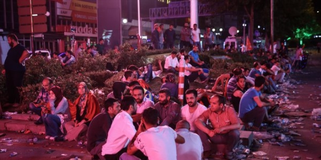 Düğün gecesi 'demokrasi nöbeti' tuttular