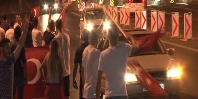 Boğaziçi Köprüsü'nde darbe girişimi protestosu