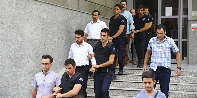 Polis, Aktif Eğitimciler Sendikası binasına girdi