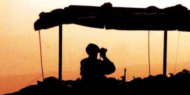 Düğünden sonra demokrasi nöbetine gittiler