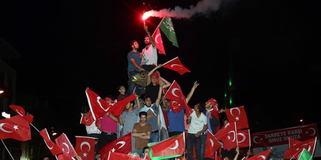Van'da FETÖ'cü darbe girişimine STK'lardan protesto
