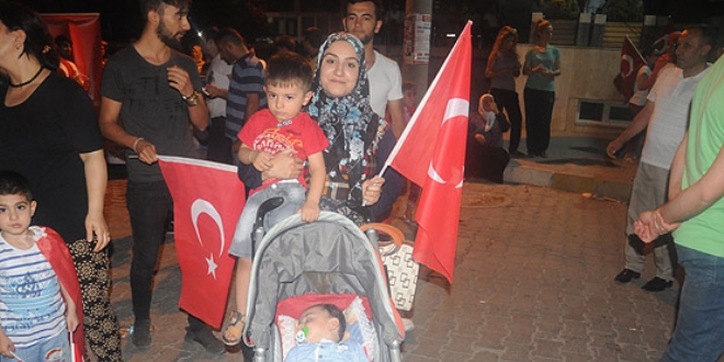 Anneler çocuklarının geleceği için meydanlarda