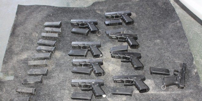 Cumhuriyet savcsnn odasnda ve evinde 22 tabanca ve 1 tfek ele geirildi