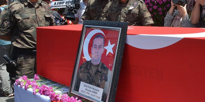 Şehit düştüğünü bilmediği babasının aramasını bekliyor