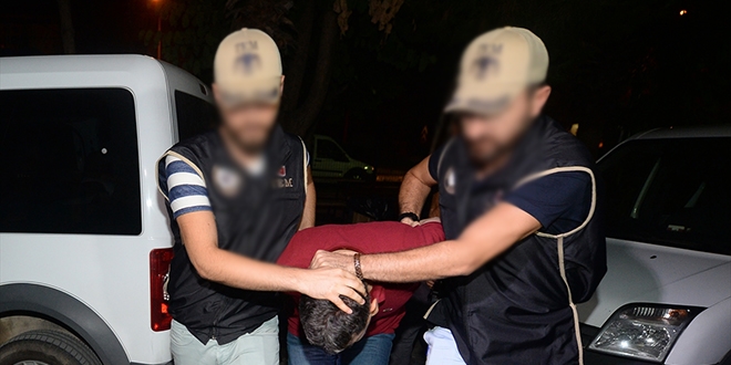 Aranan albay, giysi dolabına saklanırken yakalandı