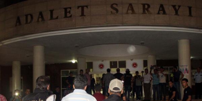 Akademisyenler adliyeye çıkarıldı