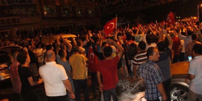 Kadın öğretmen Akıncı'da halka siper oldu