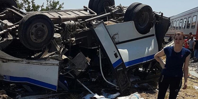 Manisa'da hemzemin geçitte kaza: 6 ölü 15 yaralı