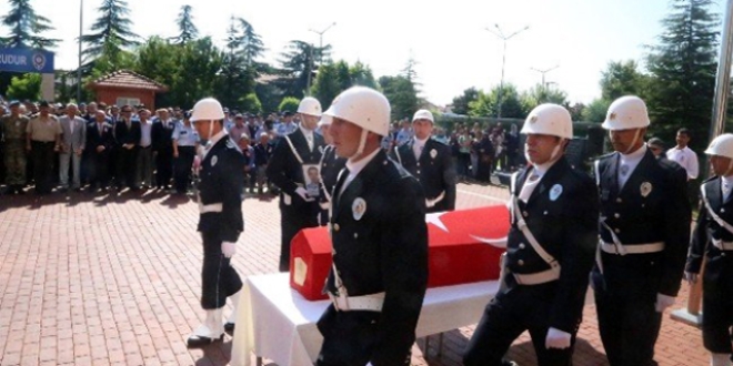 Trafik kazasında hayatını kaybeden polis için tören düzenlendi