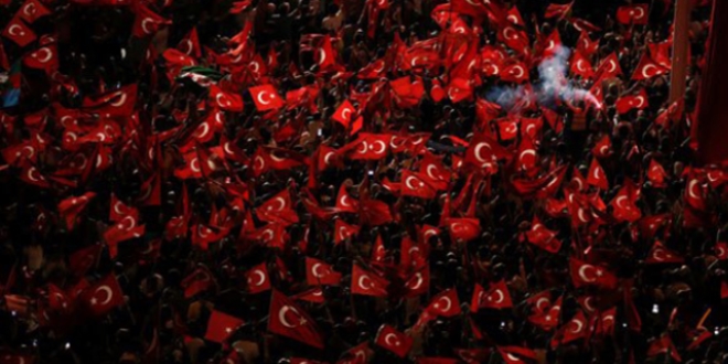 Türk bayraklarına talep arttı, kumaş yetişmiyor