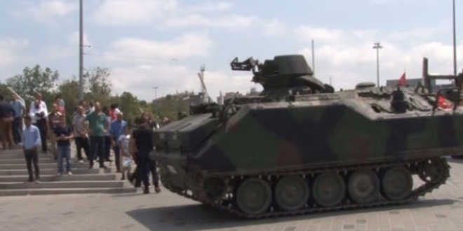 Giriim srasnda Taksim'e getirilen tank, klaya gtrld