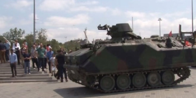 Girişim sırasında Taksim'e getirilen tank, kışlaya götürüldü