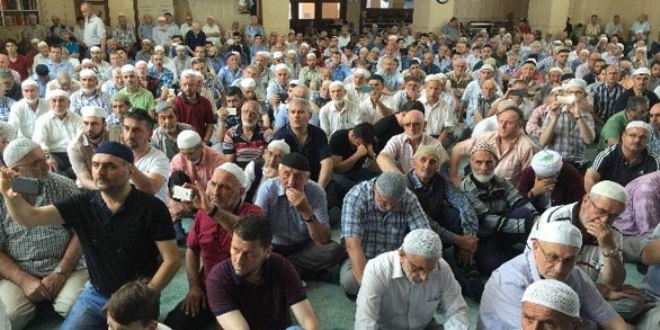 İstanbul'daki camilerde şehitler için Kur'an-ı Kerim okundu