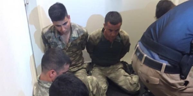 Adana'da 12 asker daha yakalandı
