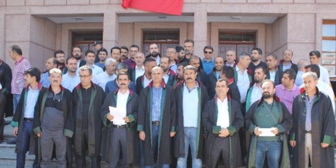 Avukatlar darbe girişimine tepki gösterdi