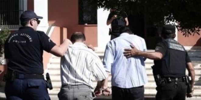 Yunanistan'a kaçan darbeci askerler Atina'ya sevk edildi